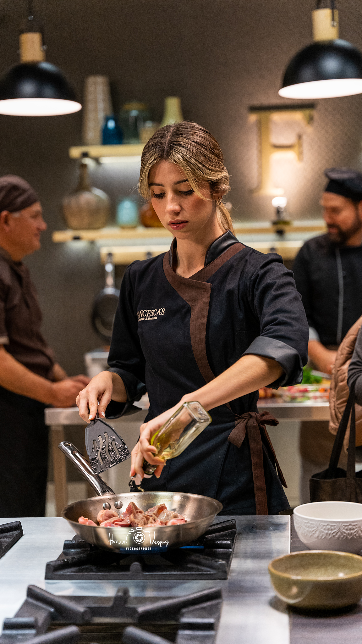 Alessia cocinando en una escena de AFHS