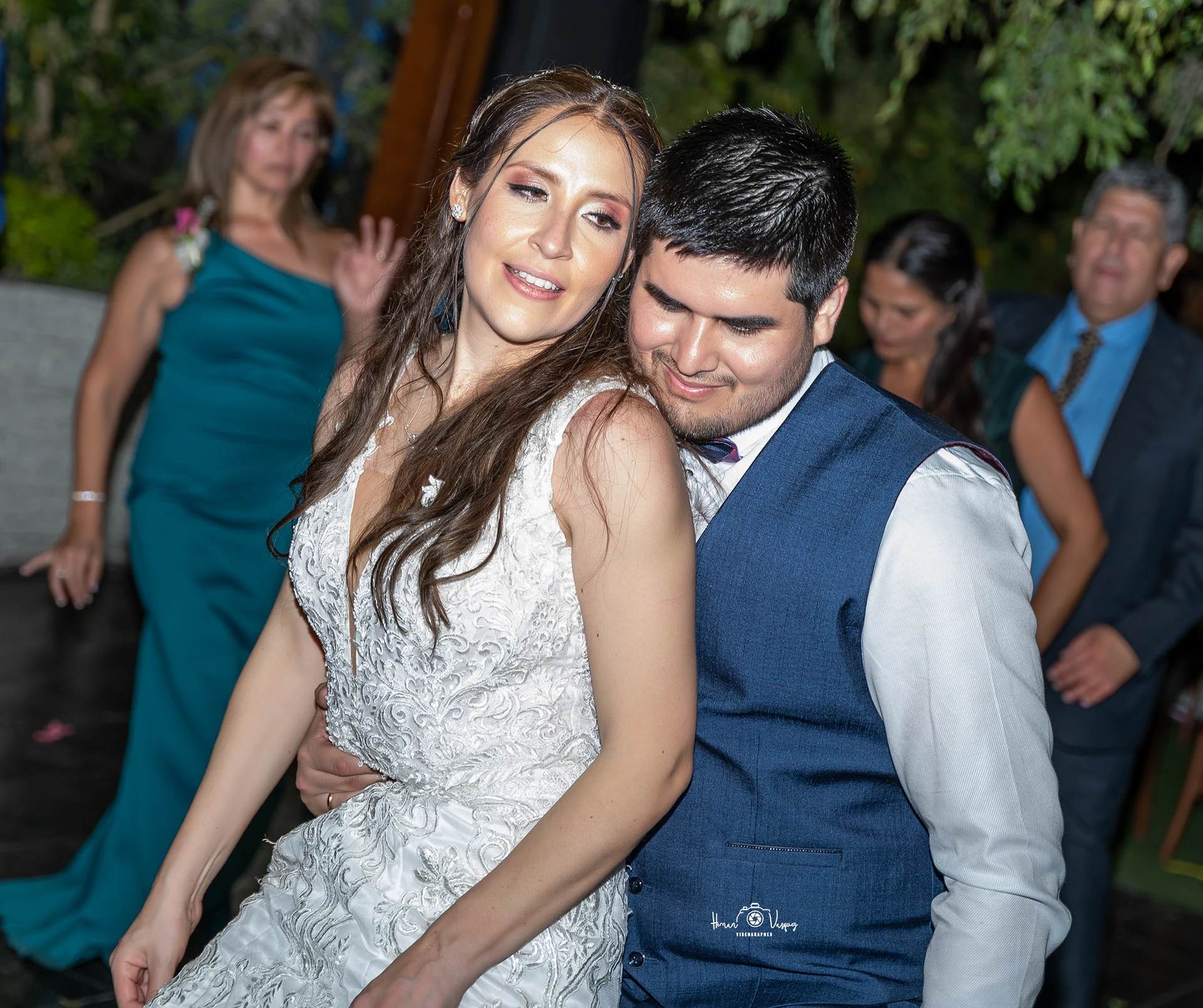 Pareja bailando durante la celebración de su boda