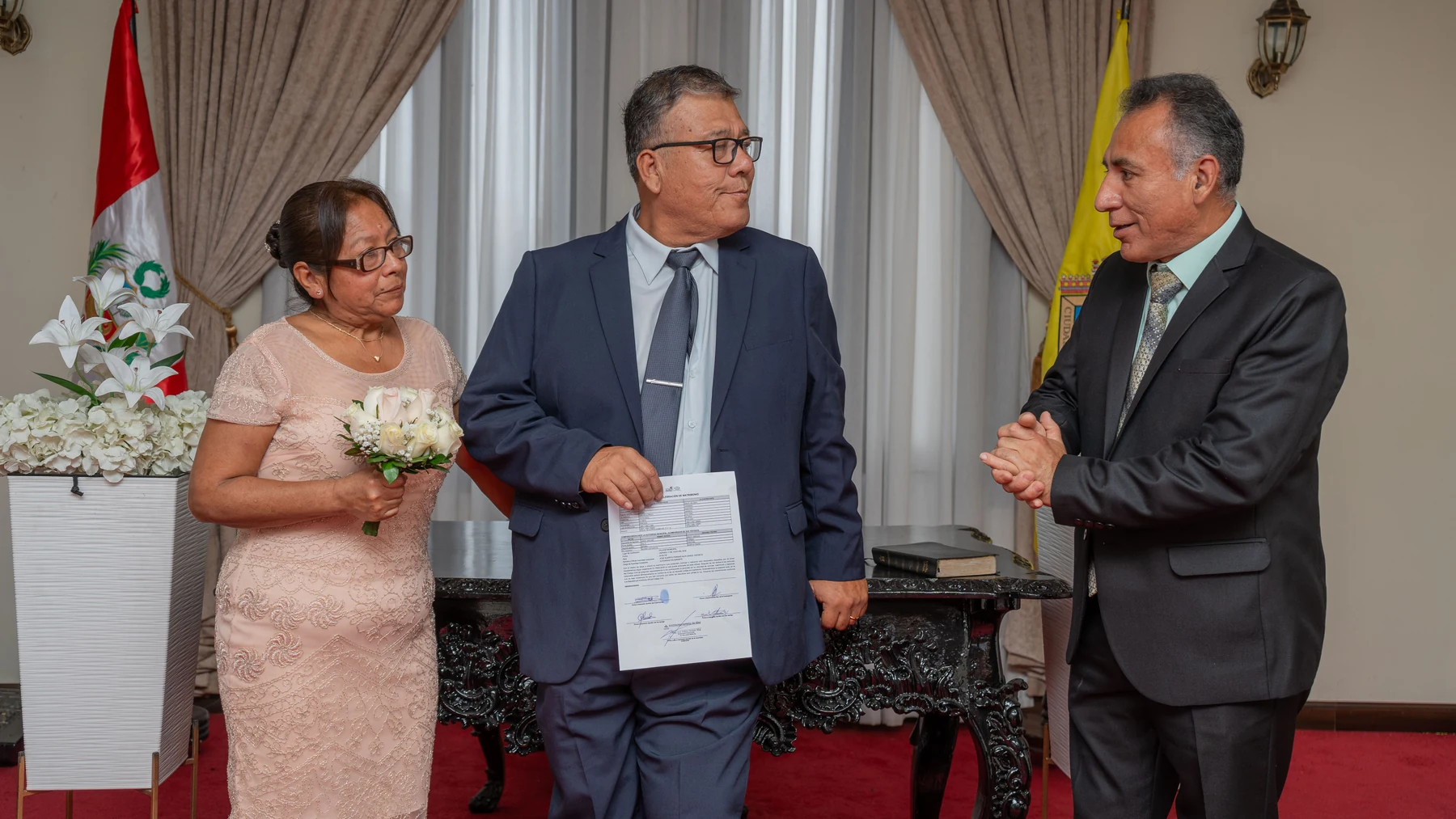 Pareja celebrando su boda civil