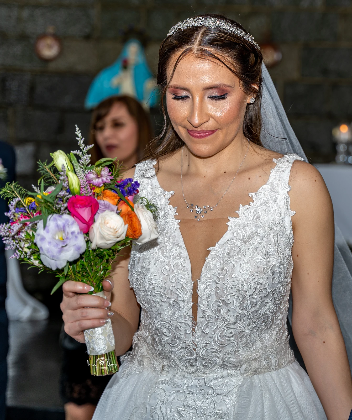 Retrato de novia con su ramo durante la ceremonia