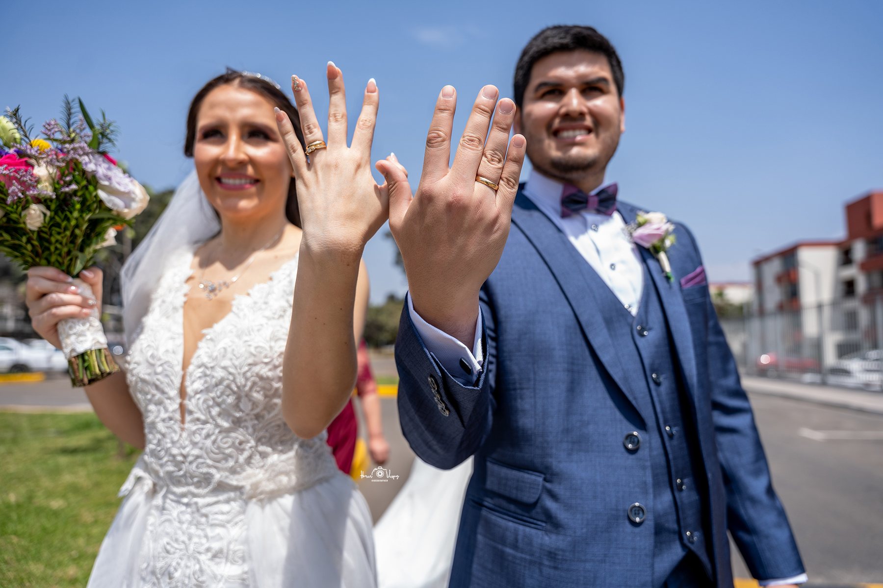 Pareja celebrando su boda al aire libre