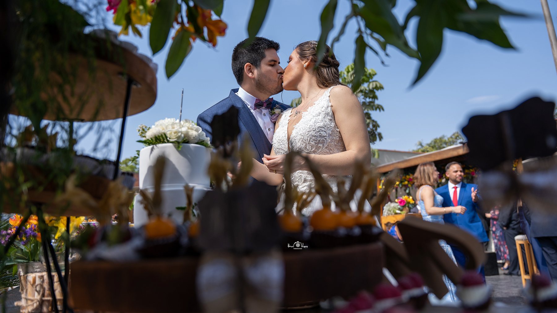 Pareja de recién casados durante la celebración