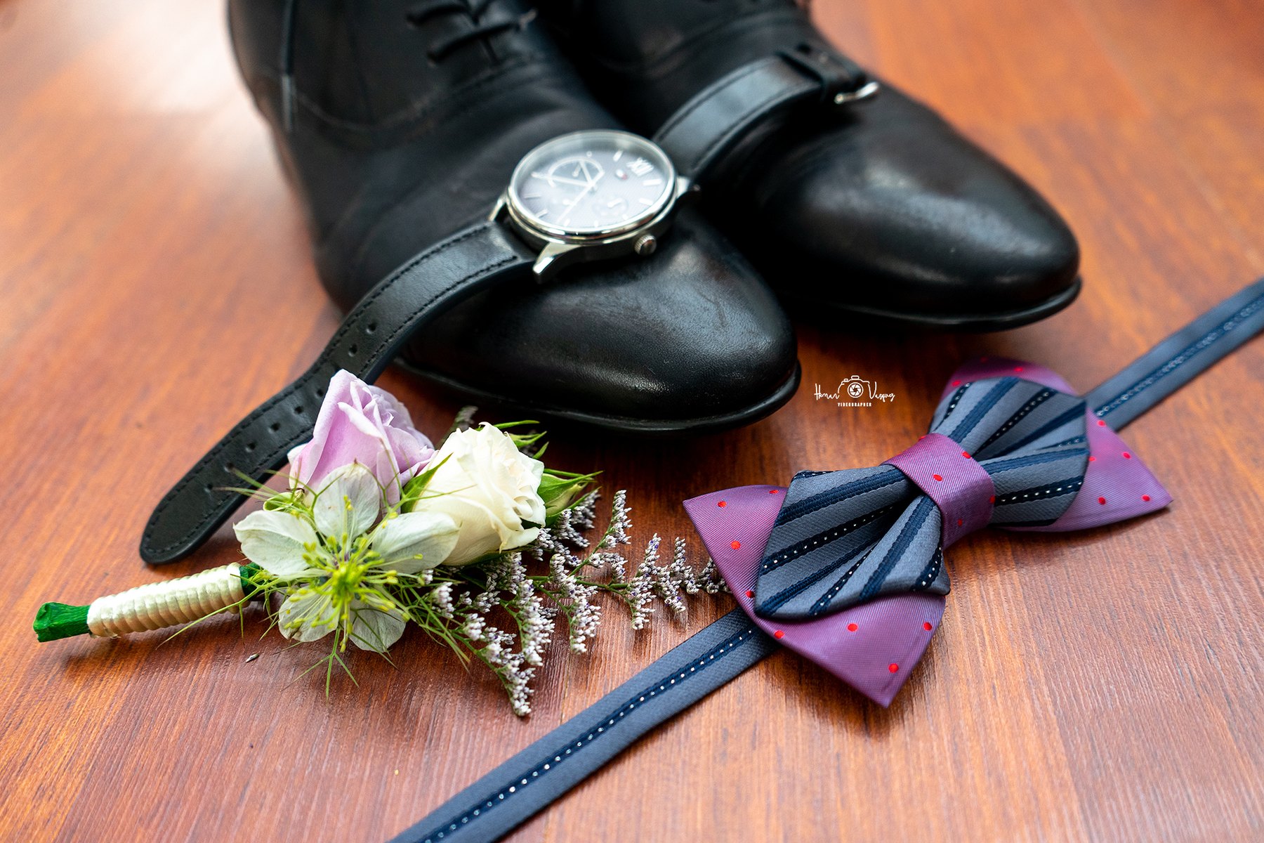 Detalle de accesorios de boda iluminado con suavidad