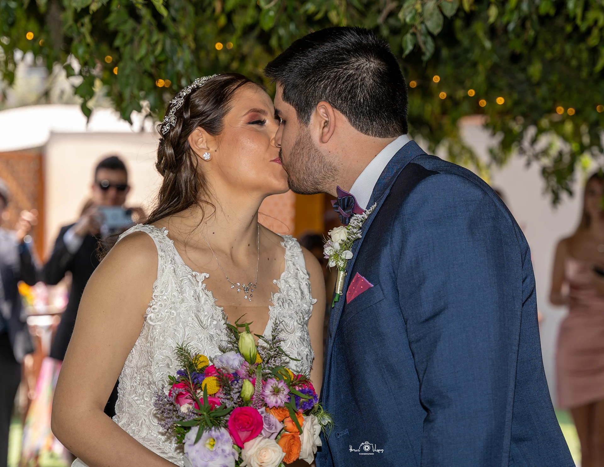 Pareja de recién casados compartiendo un momento importante de su boda