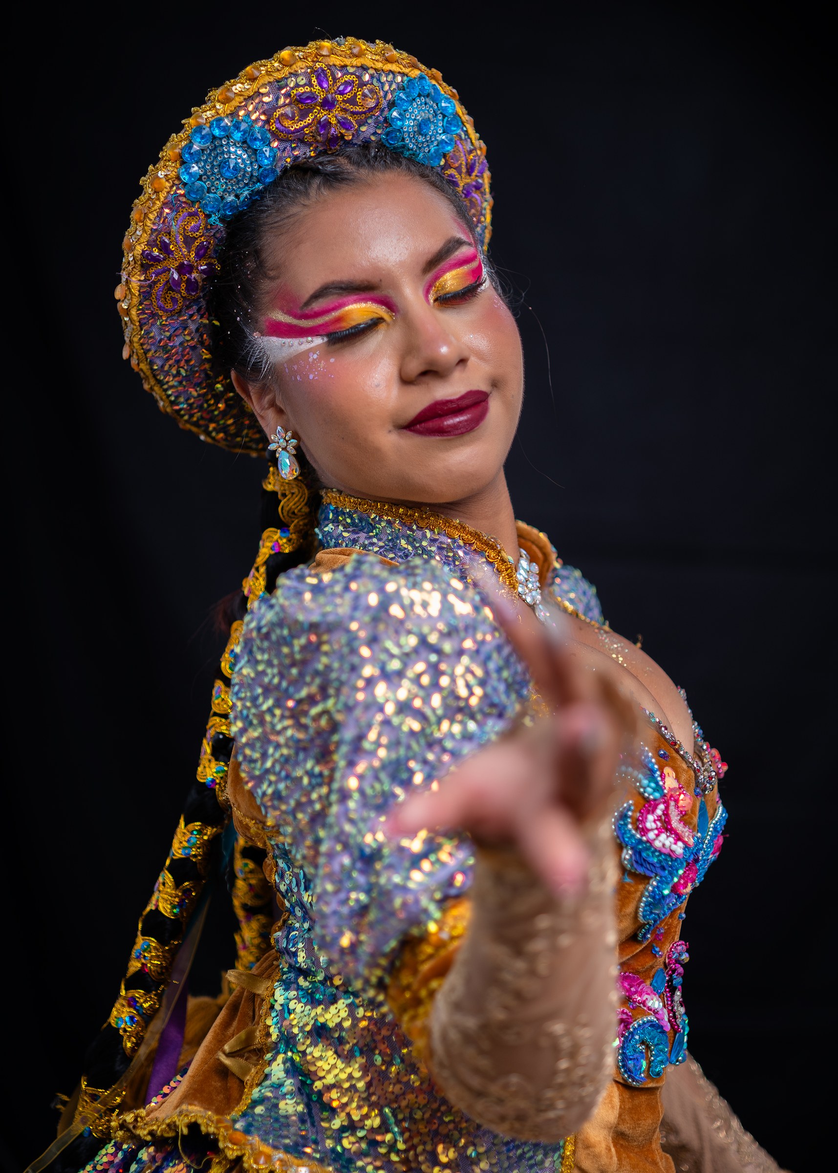 Retrato de Caporales con vestuario y maquillaje de colores
