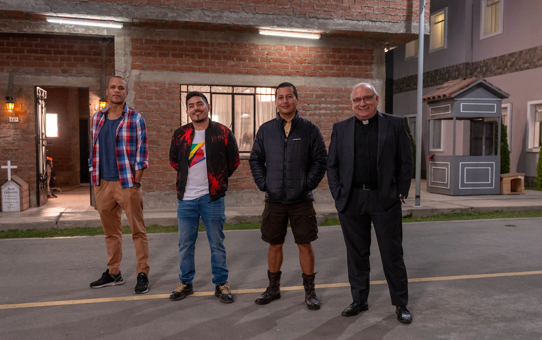 Elenco reunido en un set de ficción para televisión