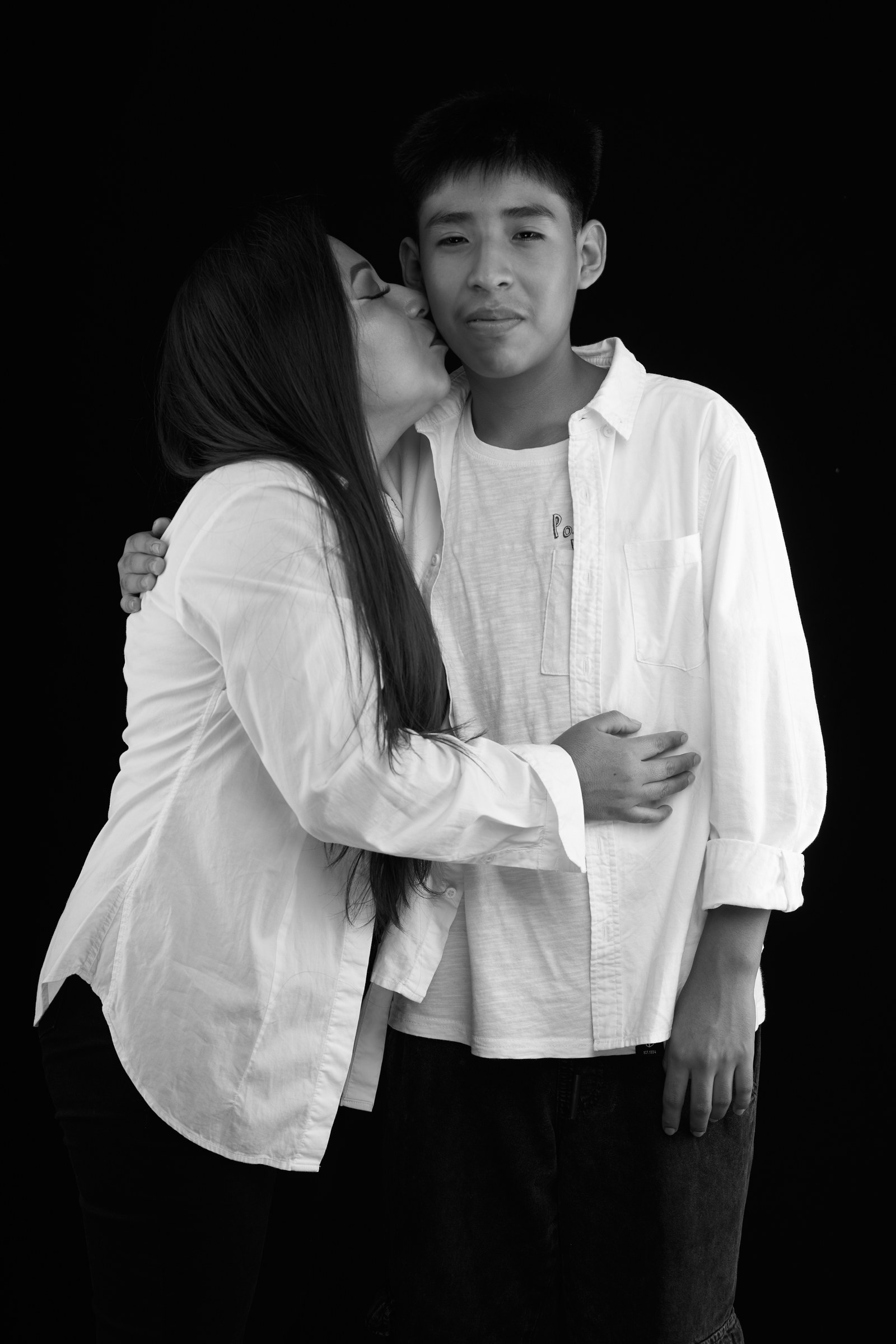 Madre e hijo abrazados en un retrato en blanco y negro