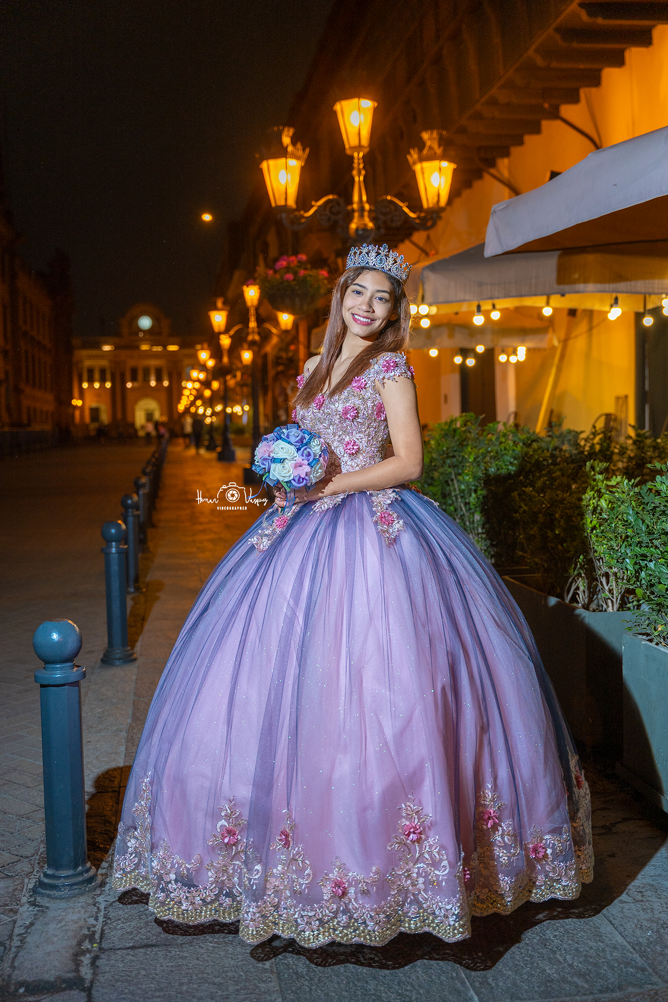 Jamila con vestido lila durante una sesión de quinceaños nocturna