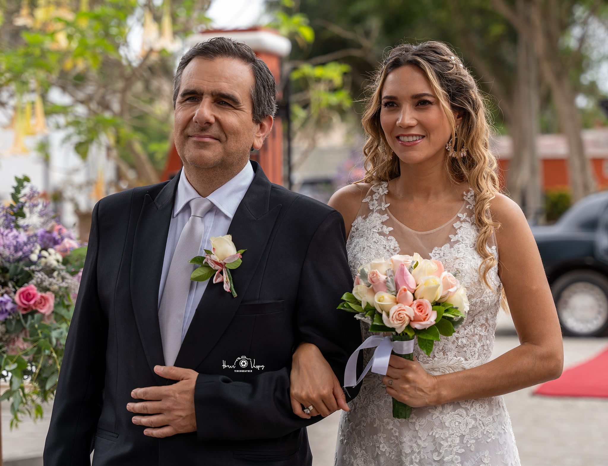 María Gracia con su ramo acompañada durante una boda