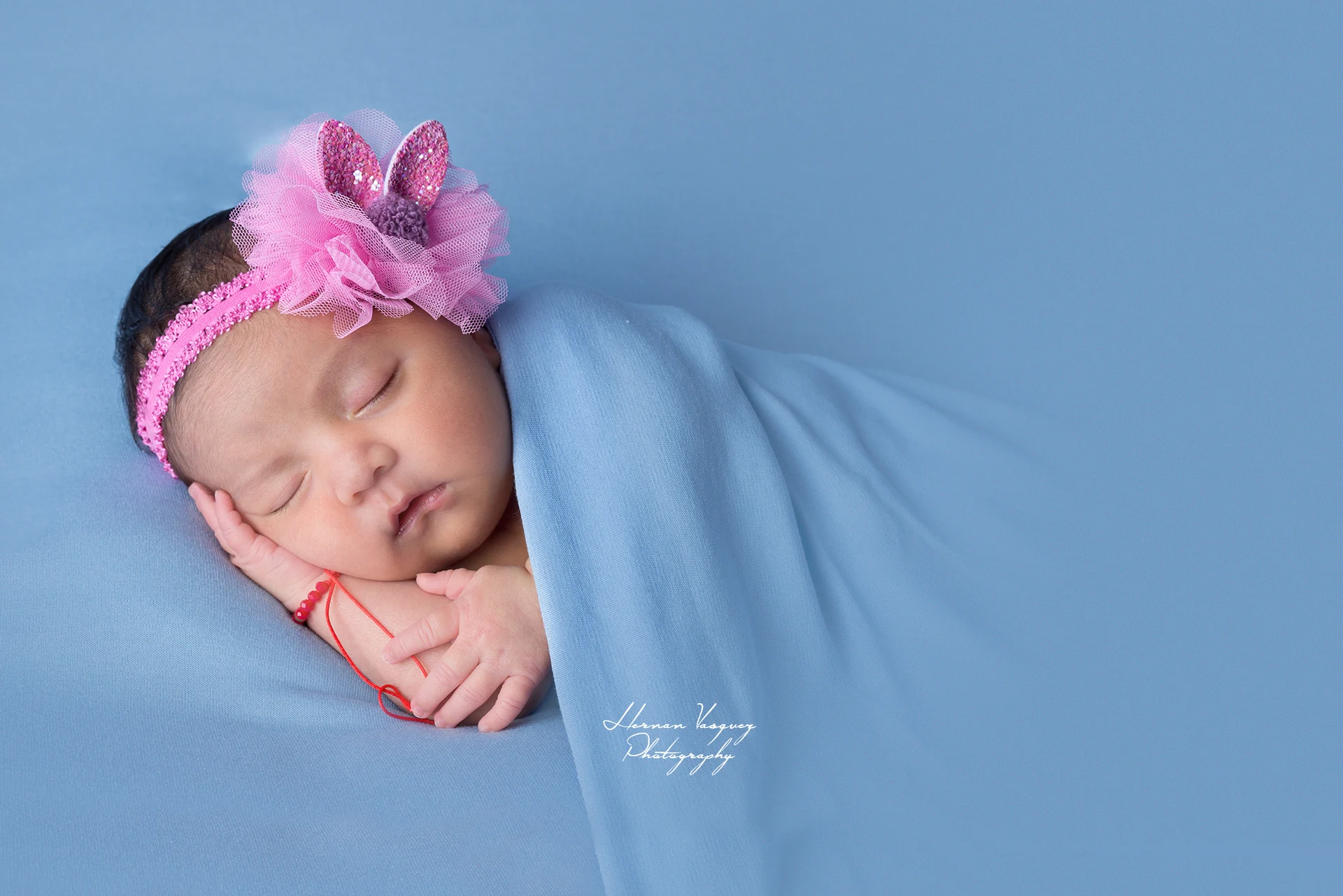 Sesión fotográfica de una bebé recién nacida dormida