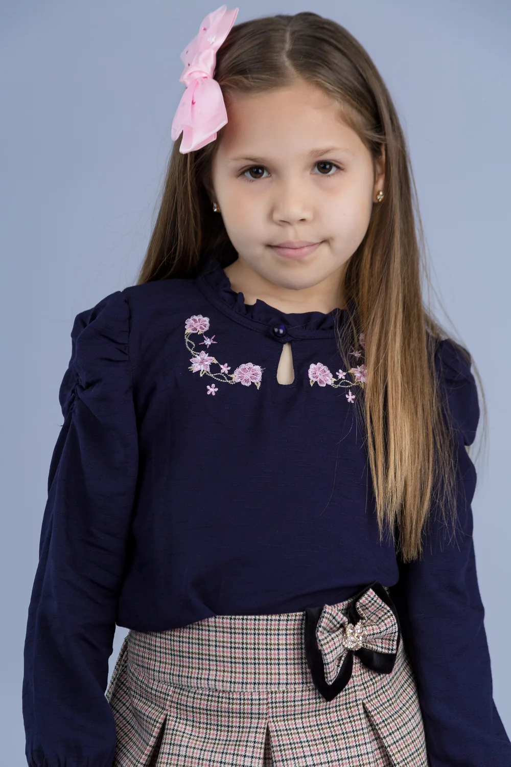 Nicol con lazo rosa en un retrato de estudio