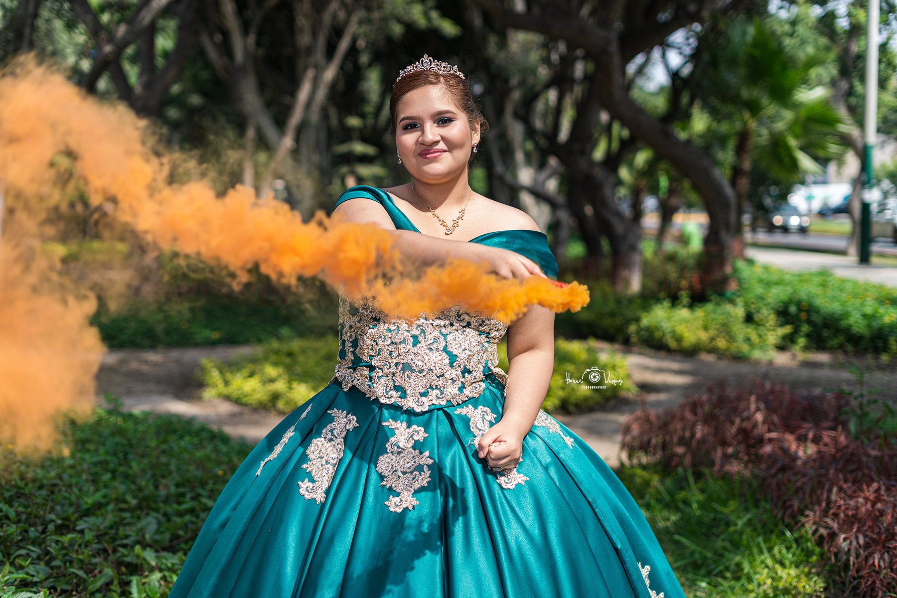 Quinceañera con vestido verde y humo de color