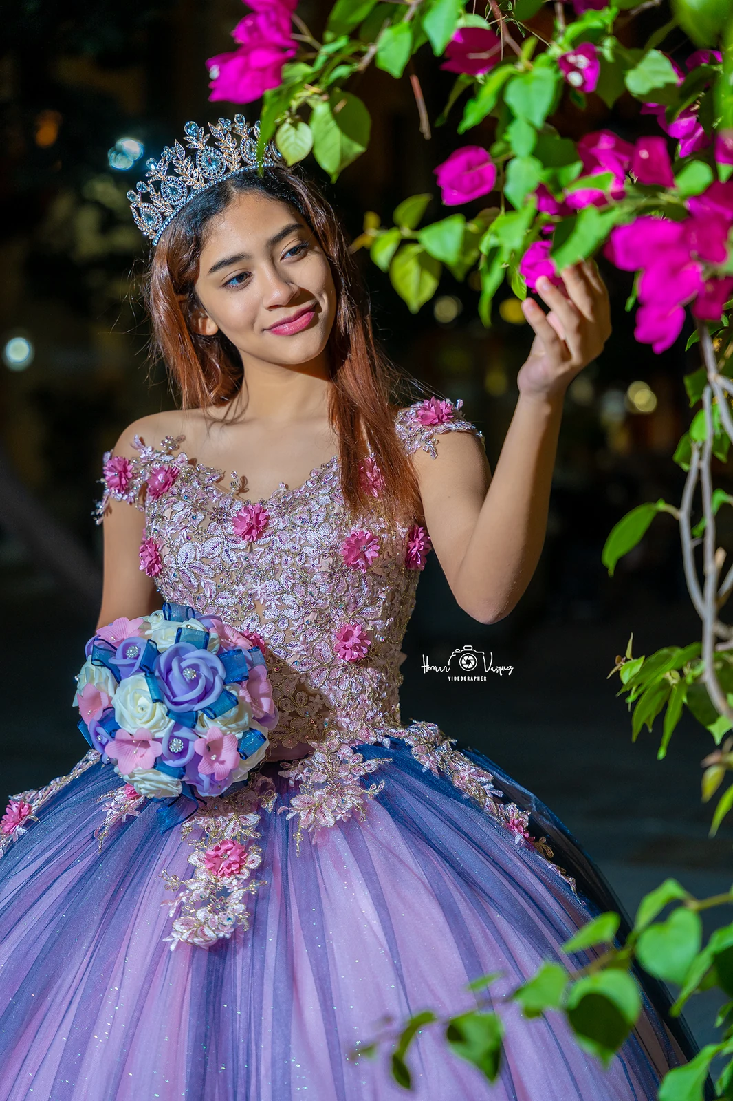 Retrato profesional de una quinceañera con vestido y corona