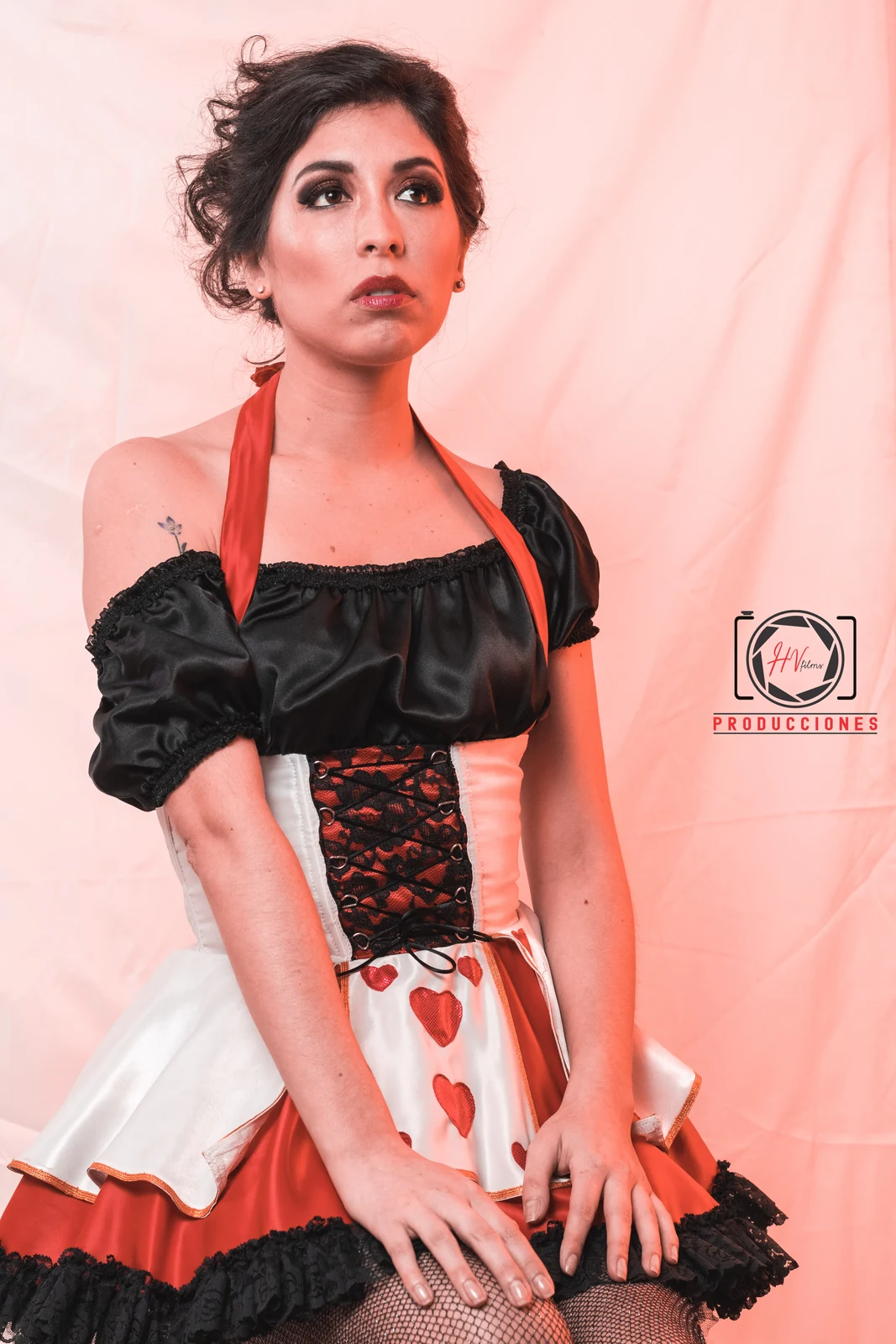 Retrato artístico de estudio con vestuario de época