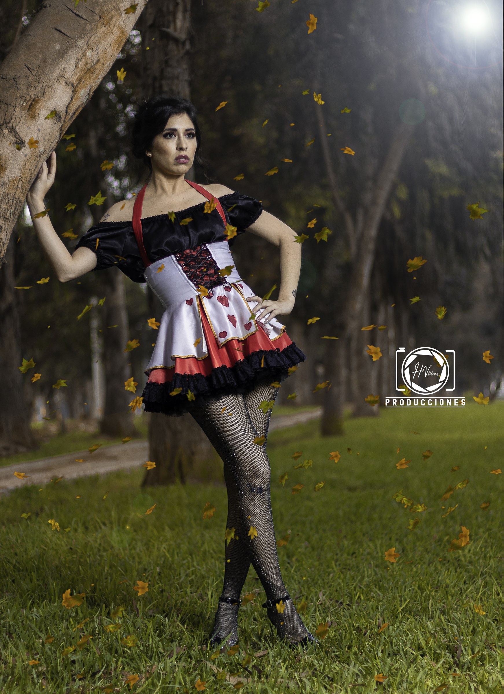 Vale con vestuario artístico en una sesión al aire libre