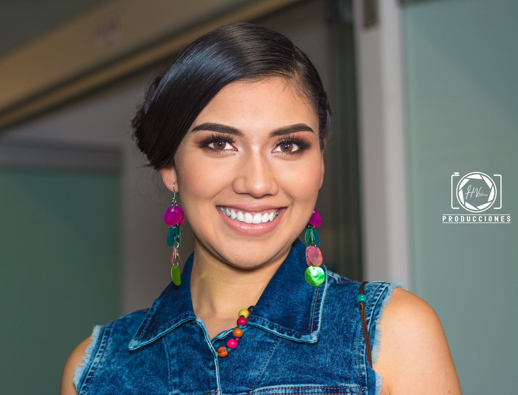 Retrato de moda con vestuario azul