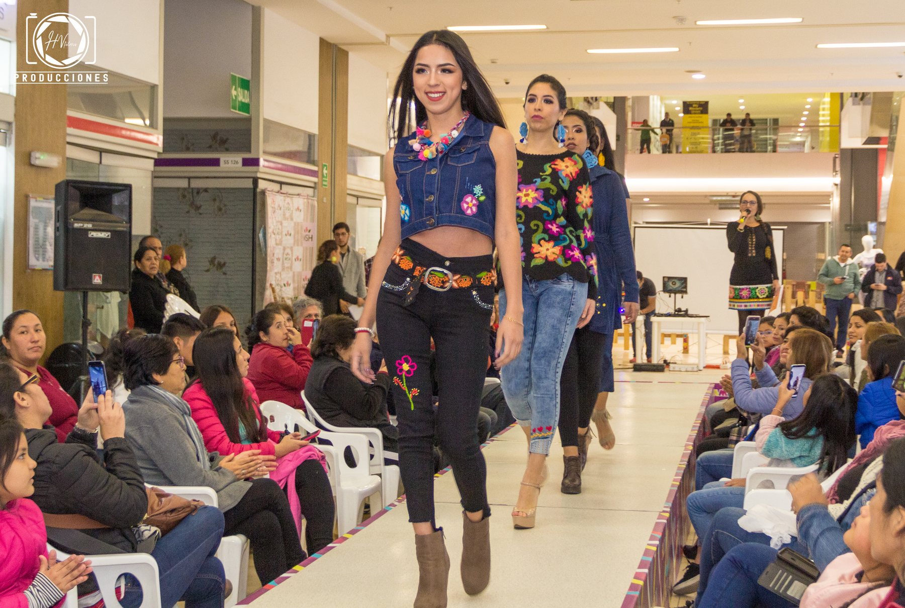 Modelo caminando en una pasarela