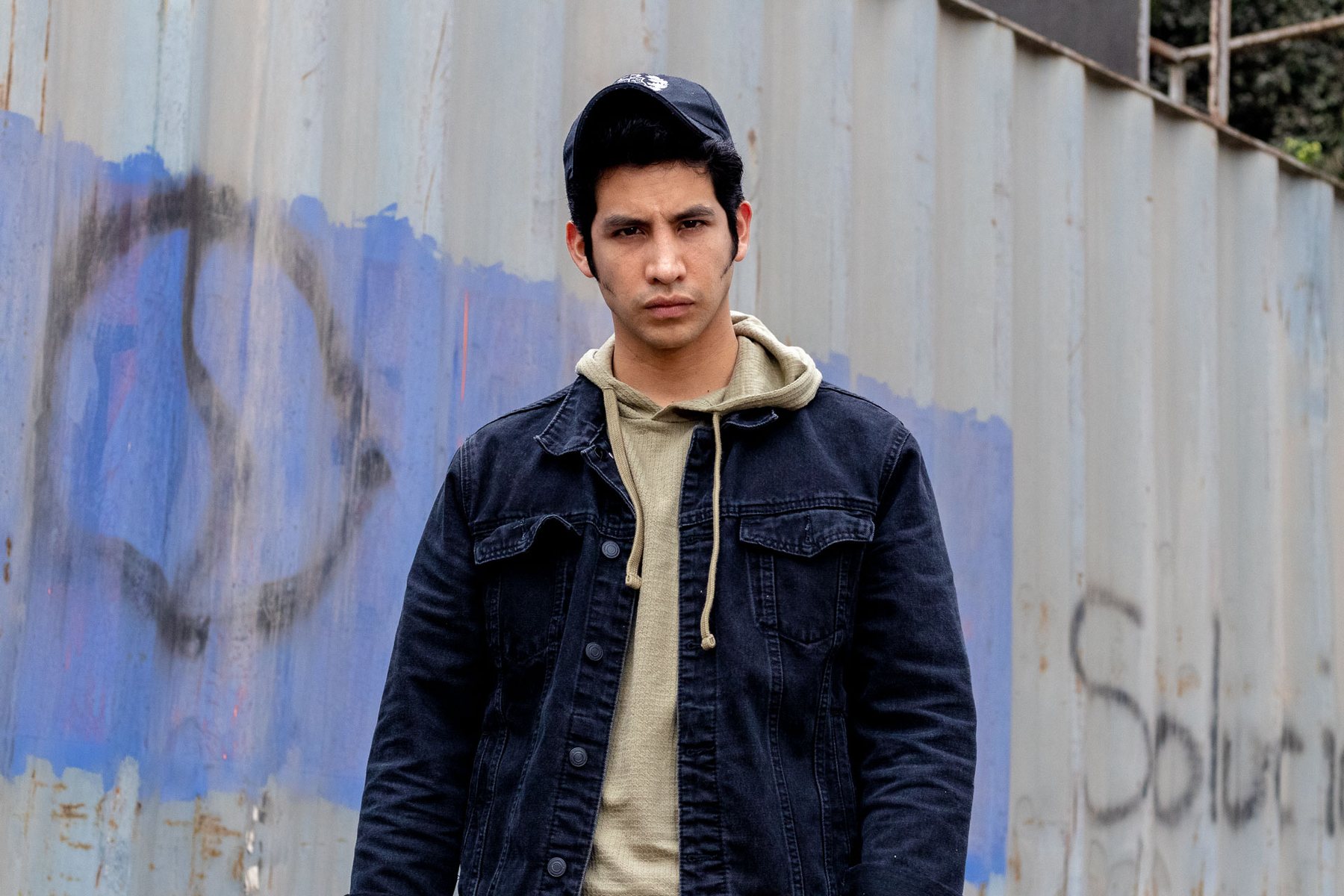 Retrato masculino en una sesión urbana
